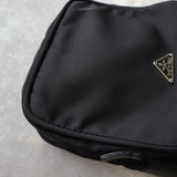 プラダ ポコノ テスート ナイロン 三角プレート ミニ ショルダーバッグ ブラック - NEWSED