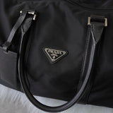 プラダ ポコノ テスート ナイロン サフィアーノレザー ボストンバッグ トライアングルロゴ ブラック - NEWSED