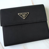 プラダ トライアングルロゴ ナイロン 三つ折り財布 ブラック 箱付き - NEWSED