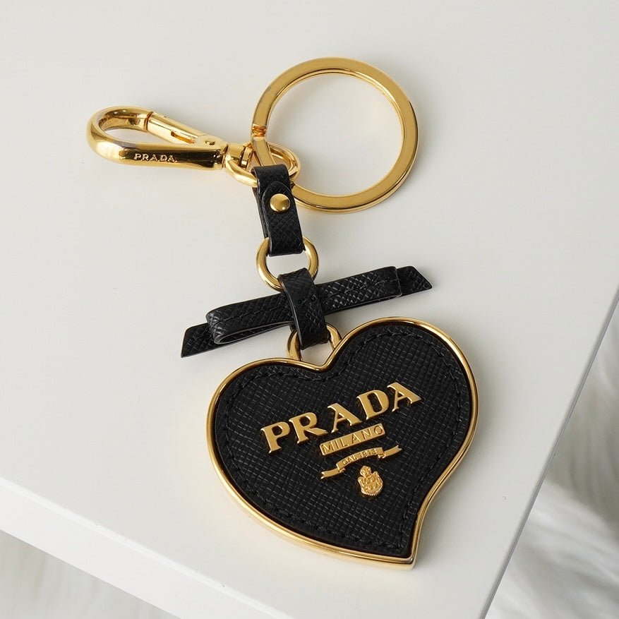 PRADA プラダ ブラック レザー キーホルダー ゴールド サフィアーノ PRADA プラダ ブラック レザー キーホルダー ゴールド サフィアーノ
