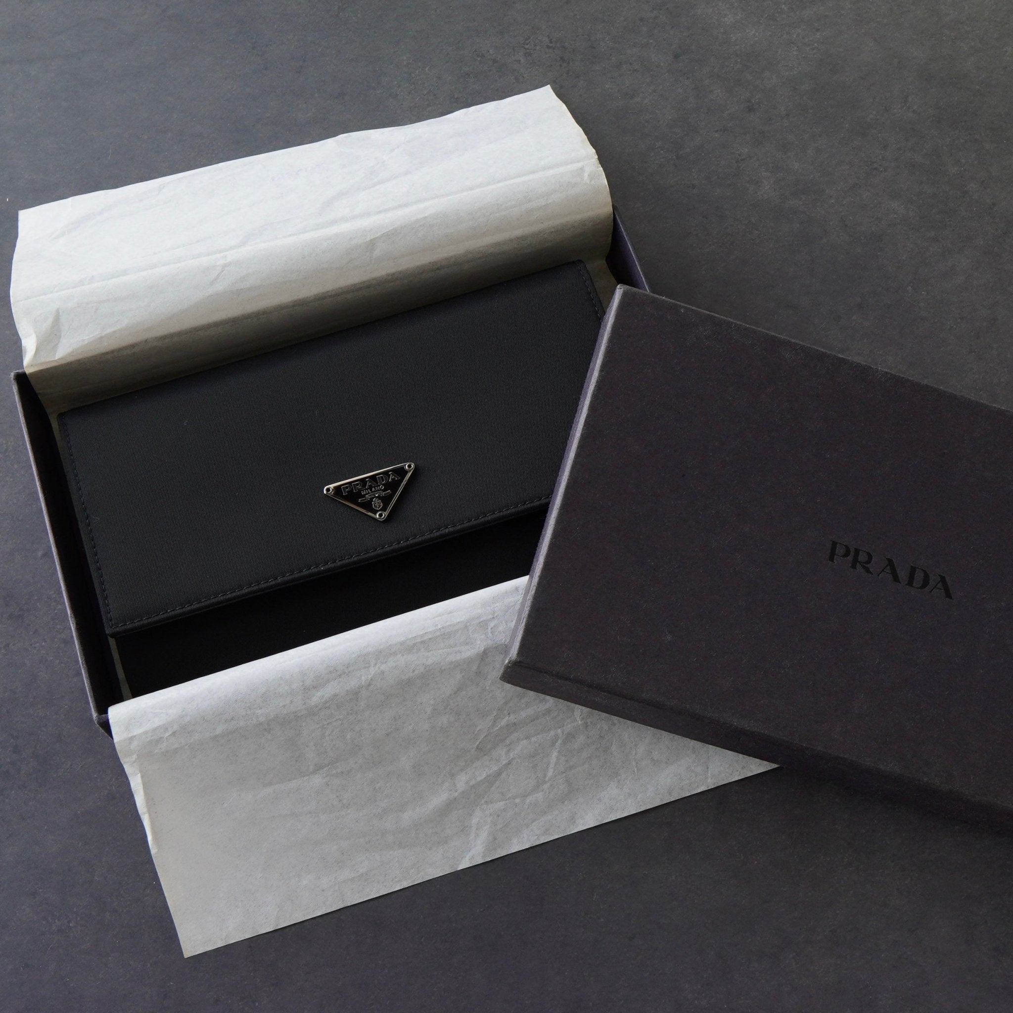引き出しの奥から見つけたほぼ未使用の物ですPRADA すい 折り畳み財布