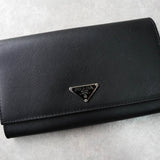 プラダ サフィアーノレザー トライアングルロゴ 二つ折り財布 ブラック - NEWSED