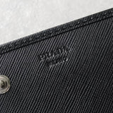 プラダ サフィアーノレザー トライアングルロゴ 二つ折り財布 ブラック - NEWSED