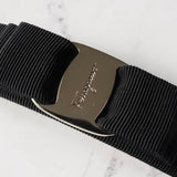 サルバトーレ フェラガモ ヴァラリボン キャンバス バレッタ 髪留め ブラック / シルバー 箱付き - NEWSED