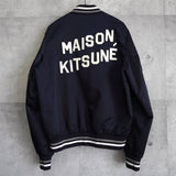 メゾン キツネ カレッジロゴ バックロゴ ワッペン スタジャン ネイビー/ホワイト - NEWSED