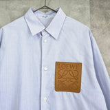 ロエベ アナグラム レザーパッチ ストライプ 長袖シャツ ホワイト / ブルー - NEWSED