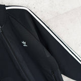 アディダス トラックジャケット ロゴ 刺繍 ブラック - NEWSED