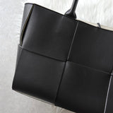 ボッテガ ヴェネタ アルコ マキシイントレチャート トートバッグ ブラック - NEWSED