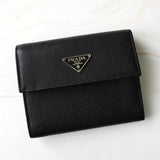 プラダ サフィアーノレザー トライアングルロゴ 三つ折り財布 ブラック 箱付き - NEWSED