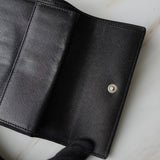 プラダ トライアングルロゴ サフィアーノ レザー 三つ折り財布 ブラック - NEWSED