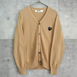 プレイ コム デ ギャルソン ハートロゴ カーディガン ベージュ - NEWSED
