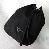 プラダ ポコノ テスート ナイロン 巾着 ミニバッグ ポーチ 三角プレート ブラック - NEWSED