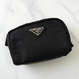 プラダ テスートナイロン / レザー 三角プレート ポーチ ブラック - NEWSED