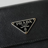 プラダ トライアングルロゴ サフィアーノ レザー 三つ折り財布 ブラック - NEWSED
