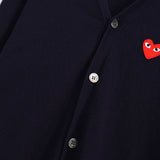 プレイ コム デ ギャルソン ハートロゴ カーディガン ネイビー - NEWSED