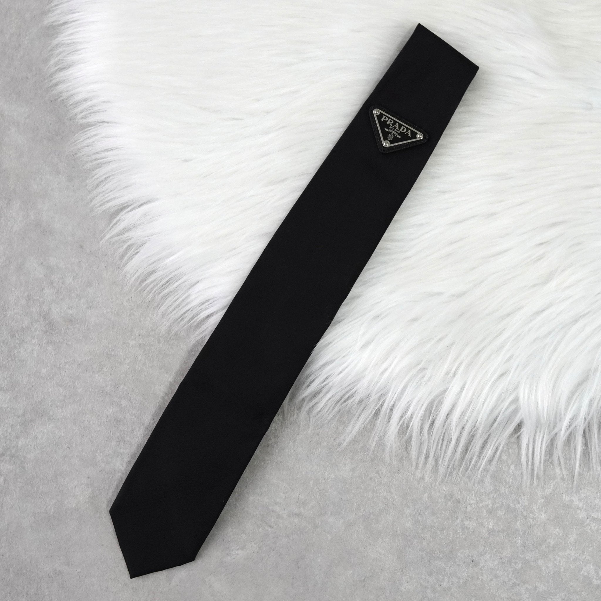 ネクタイ トライアングルロゴ ナイロン ベルト ブラック | ブランド