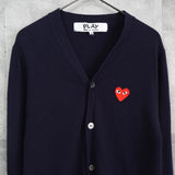 プレイ コム デ ギャルソン ハートロゴ カーディガン ネイビー - NEWSED