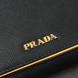 プラダ サフィアーノレザー 二つ折り長財布 ゴールド ブラック ギャランティーカード 箱付き - NEWSED