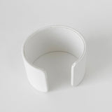 エムエムシックス メゾン マルジェラ レザー カレンダーロゴ バングル ホワイト - NEWSED