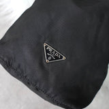 プラダ ポコノ テスート ナイロン 巾着 ミニバッグ ポーチ 三角プレート ブラック - NEWSED