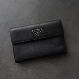 プラダ サフィアーノレザー 三角プレート 二つ折り財布 ブラック - NEWSED