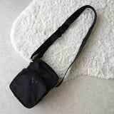 プラダ ポコノ テスート ナイロン 三角プレート ミニ ショルダーバッグ ブラック - NEWSED