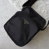 プラダ ポコノ テスート ナイロン 三角プレート ミニ ショルダーバッグ ブラック - NEWSED