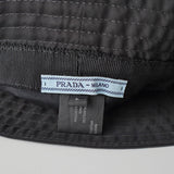 プラダ ポコノ テスート ナイロン バケットハット 帽子 三角プレート トライアングルロゴ ブラック - NEWSED