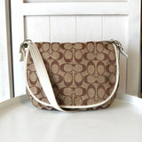 コーチ シグネチャー キャンバス ショルダーバッグ ベージュ - NEWSED