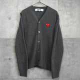 プレイ コムデギャルソン ハートロゴ カーディガン グレー - NEWSED