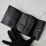 プラダ トライアングルロゴ サフィアーノ レザー 三つ折り財布 ブラック - NEWSED