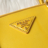 プラダ サフィアーノレザー ハンドバッグ 自立型 三角プレート イエロー - NEWSED