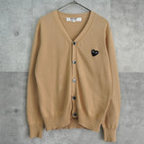 プレイ コム デ ギャルソン ハートロゴ カーディガン ベージュ - NEWSED