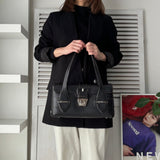 サルバトーレ フェラガモ レザー ガンチーニ ショルダーバッグ トートバッグ 肩掛け ブラック - NEWSED