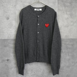 プレイ コムデギャルソン ハートロゴ カーディガン グレー レディース - NEWSED
