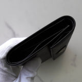 プラダ サフィアーノ レザー 三つ折り財布 三角プレート ブラック - NEWSED