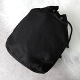 プラダ ポコノ テスート ナイロン 巾着 ミニバッグ ポーチ 三角プレート ブラック - NEWSED