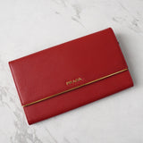 プラダ サフィアーノ レザー 二つ折り財布 長財布 レッド ゴールド - NEWSED