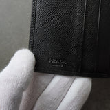 プラダ サフィアーノレザー 三角プレート 二つ折り財布 ブラック - NEWSED