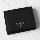 プラダ ナイロン 二つ折り財布 トライアングルロゴ ブラック - NEWSED