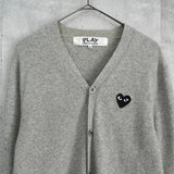プレイ コム デ ギャルソン ハートロゴ カーディガン グレー - NEWSED
