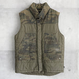 ステューシー ダウンベスト 迷彩柄 カモ柄 カーキ - NEWSED