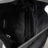 プラダ ポコノ テスートナイロン / レザー 三角プレート ショルダーバッグ ブラック - NEWSED