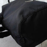 プラダ ポコノ テスート ナイロン トライアングルロゴ 巾着バッグ ポーチ ブラック - NEWSED