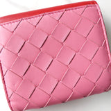 ボッテガ ヴェネタ イントレチャート レザー バイカラー 二つ折り財布 ピンク / レッド - NEWSED