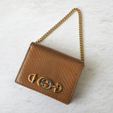 グッチ ズゥミ パイソン チェーン ミニウォレット 二つ折り財布 キャメル - NEWSED