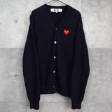 プレイ コム デ ギャルソン ハートロゴ カーディガン ネイビー - NEWSED