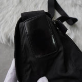 プラダ ポコノ テスート ナイロン 三角プレート ショルダーバッグ メッセンジャーバッグ ブラック - NEWSED