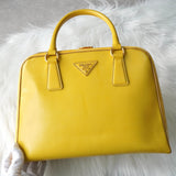 プラダ サフィアーノレザー ハンドバッグ 自立型 三角プレート イエロー - NEWSED