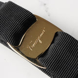 サルバトーレ フェラガモ ヴァラリボン キャンバス バレッタ 髪留め ブラック / ゴールド 箱付き - NEWSED